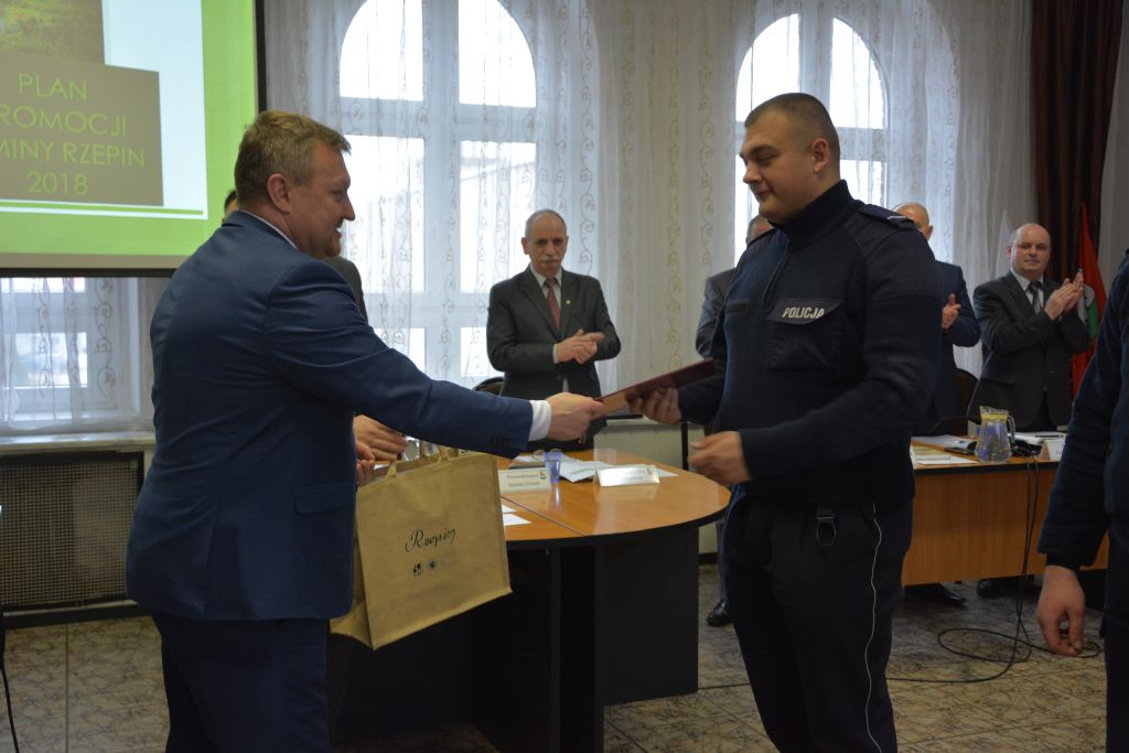 Ilustracja do informacji: Burmistrz Rzepina podziękował policjantom za bohaterską postawę